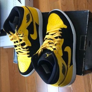 Jordan 1 black yellow
